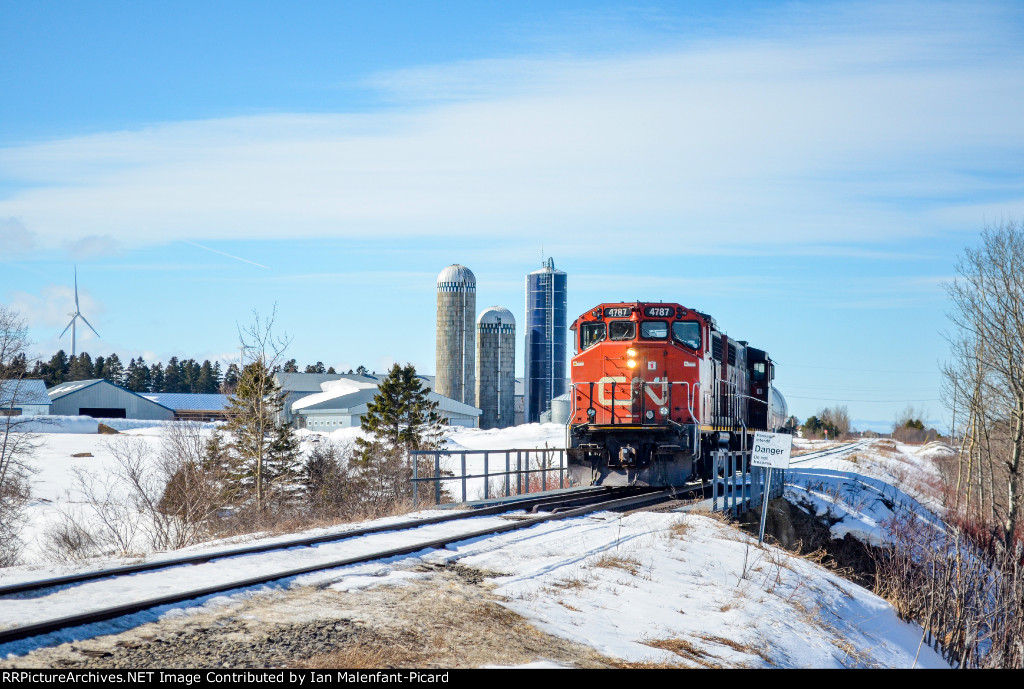 CN 4787 leads 561 in St-Ulric
